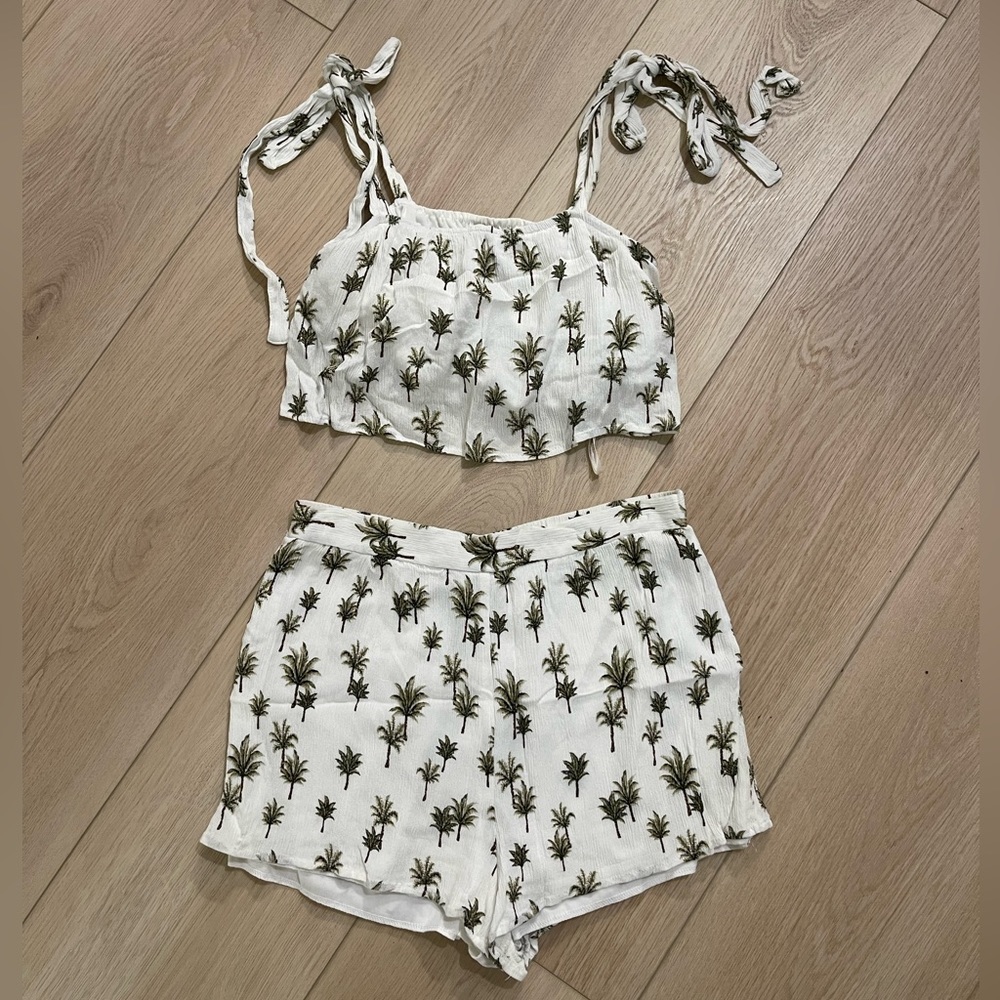 Super cute shorts and crop set!